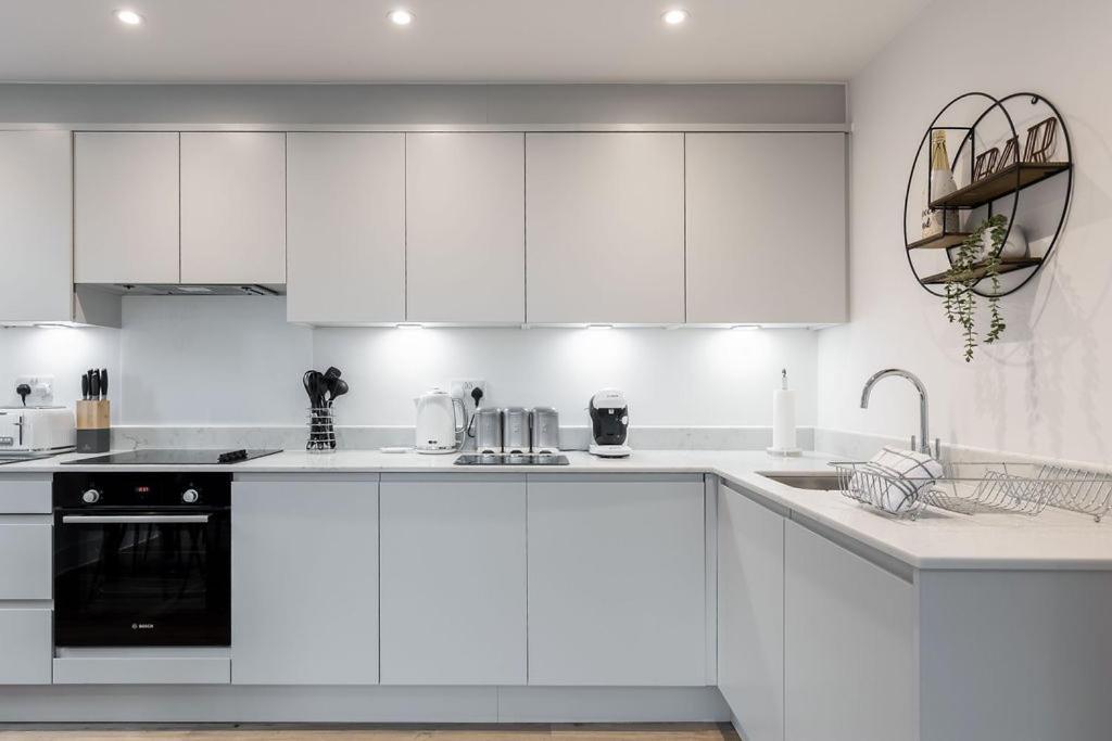 Stylish Town Centre Apartment, W Parking, Nr Beach Bournemouth Exteriör bild