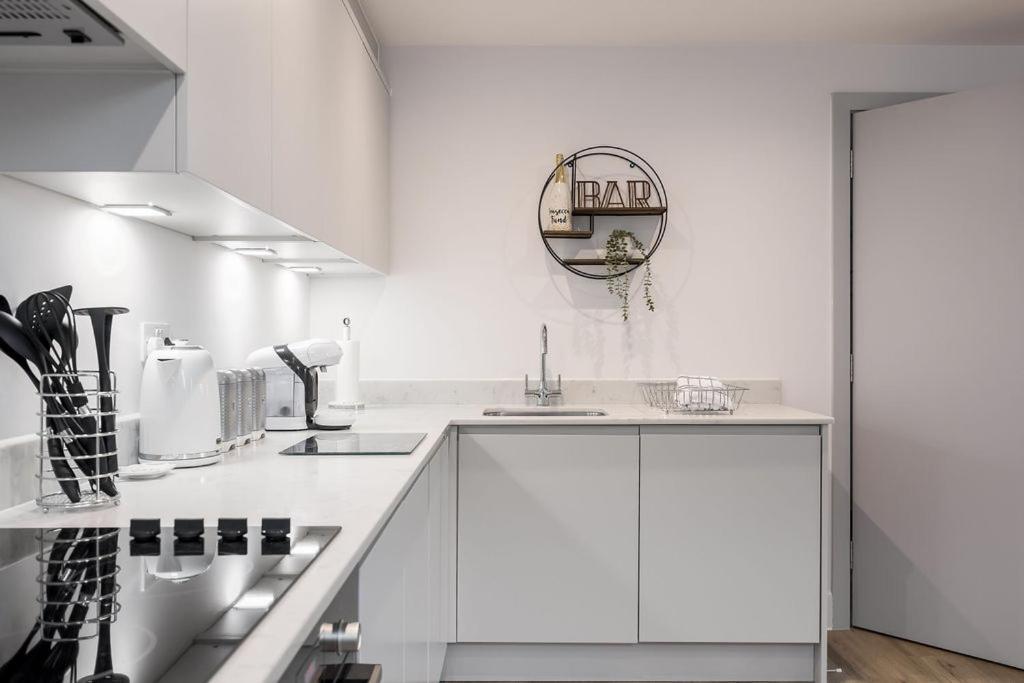Stylish Town Centre Apartment, W Parking, Nr Beach Bournemouth Exteriör bild