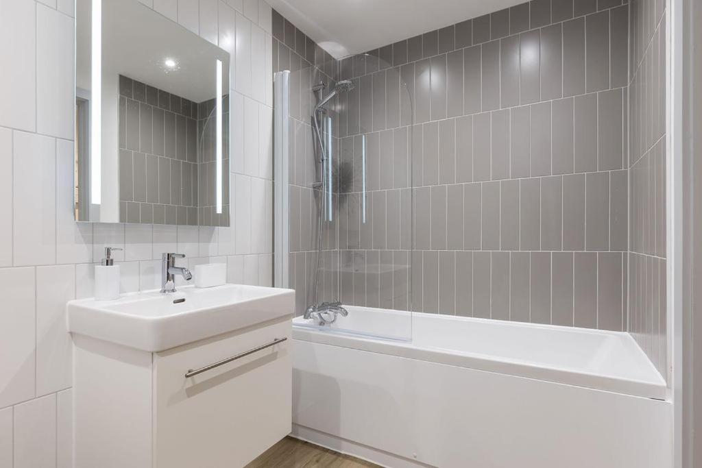 Stylish Town Centre Apartment, W Parking, Nr Beach Bournemouth Exteriör bild
